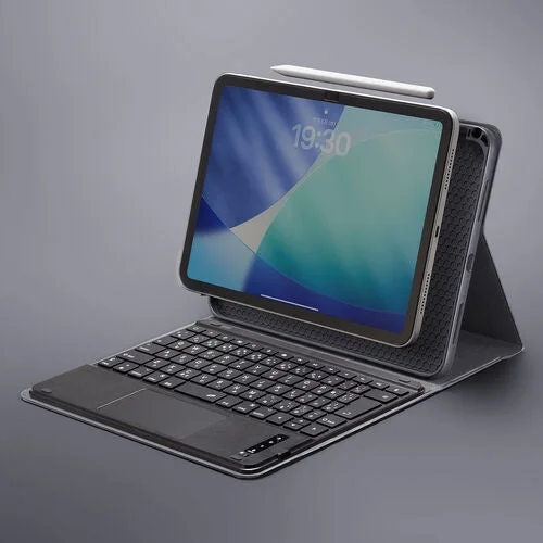 キーボードケースとスタイラスペンが付属したタブレット端末