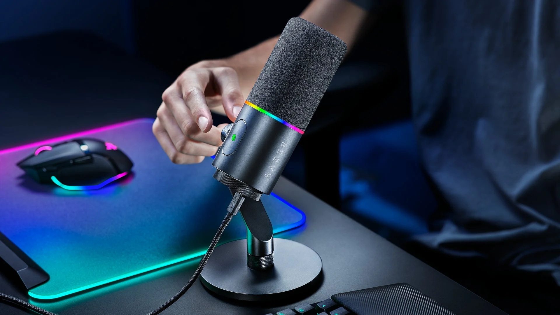 Razer Seiren V3 Proのダイヤルを操作する手元
