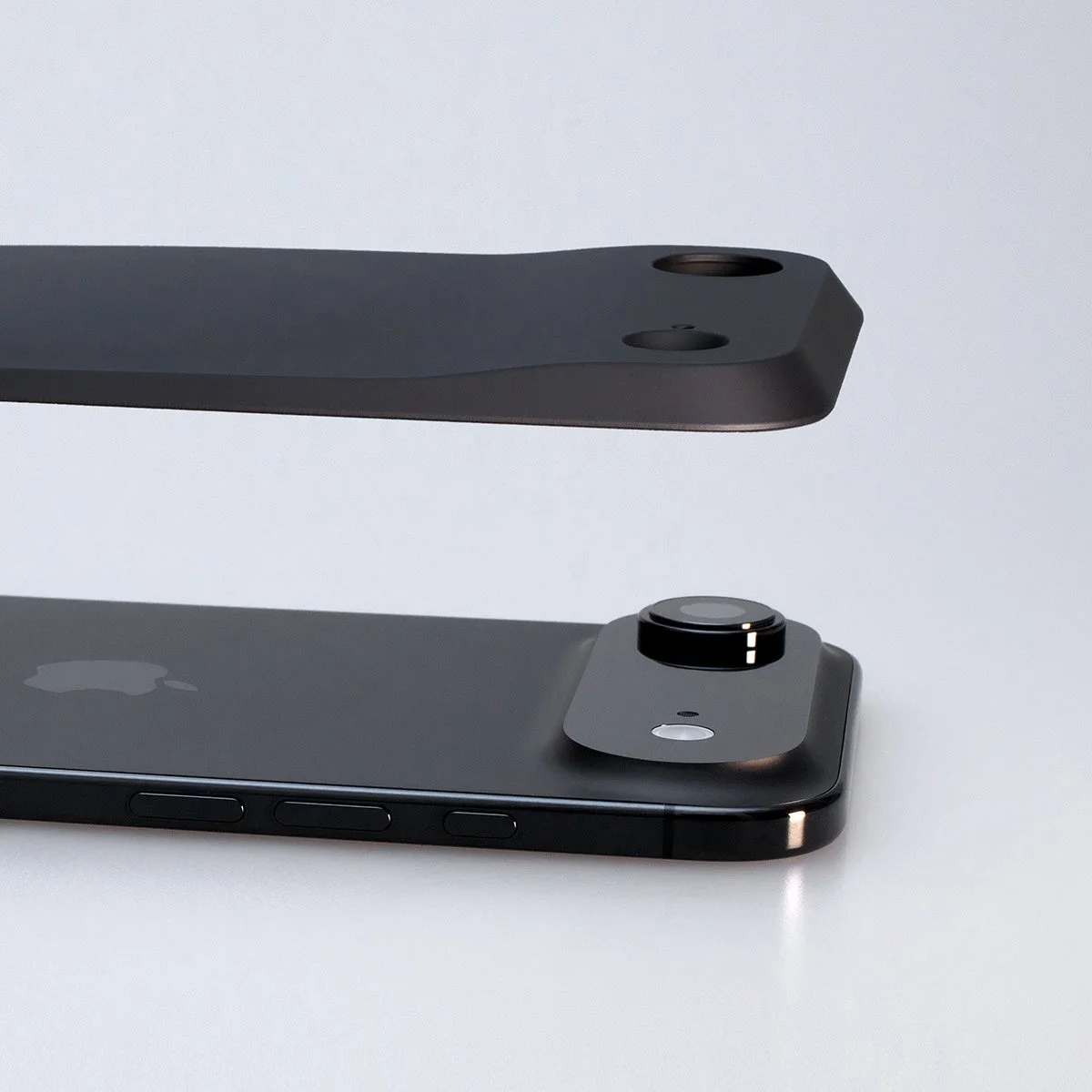 黒いiPhoneの背面にカメラレンズが取り付けられた様子