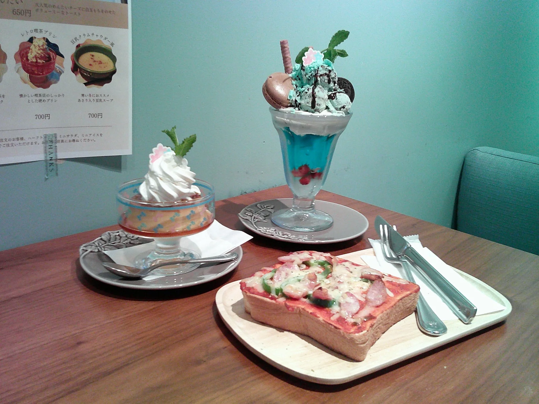 レトロな喫茶店のメニューとデザート
