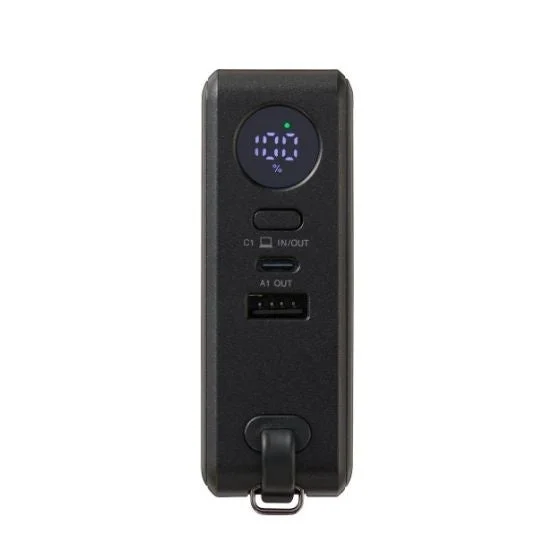 LEDパネルに100%と表示されたモバイルバッテリー