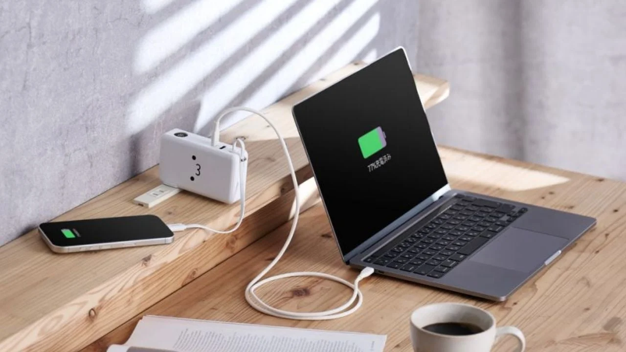 ノートパソコンとスマートフォンを充電している様子