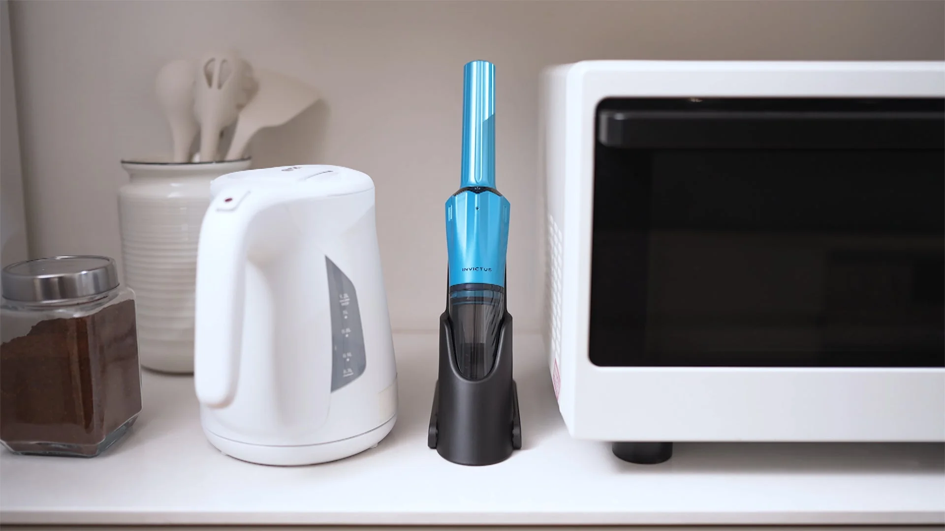 充電台までもコンパクト！物が多いキッチンでもスッキリ収納