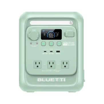淡いグリーンのポータブル電源が白い背景に置かれています。