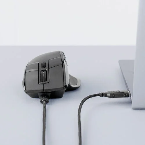 USBケーブルで充電中のマウス