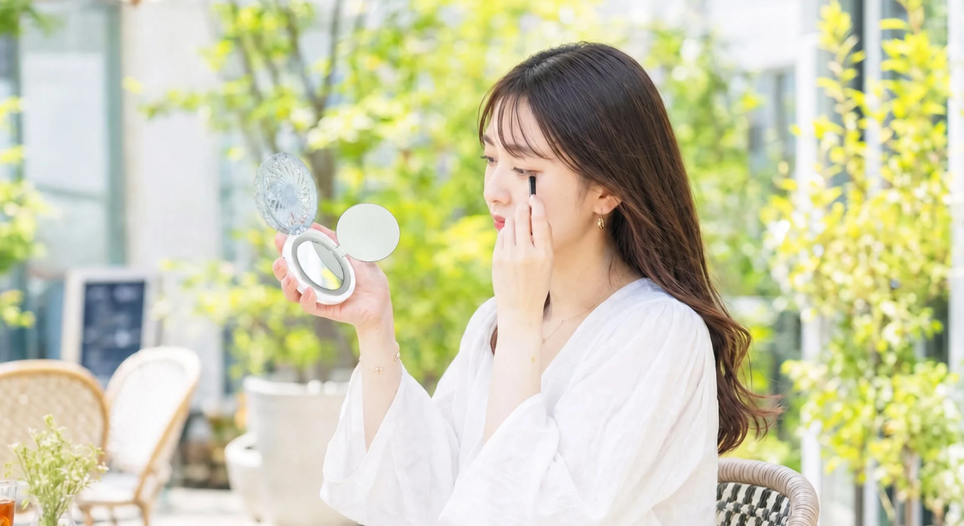 外出先でメイクを直す女性