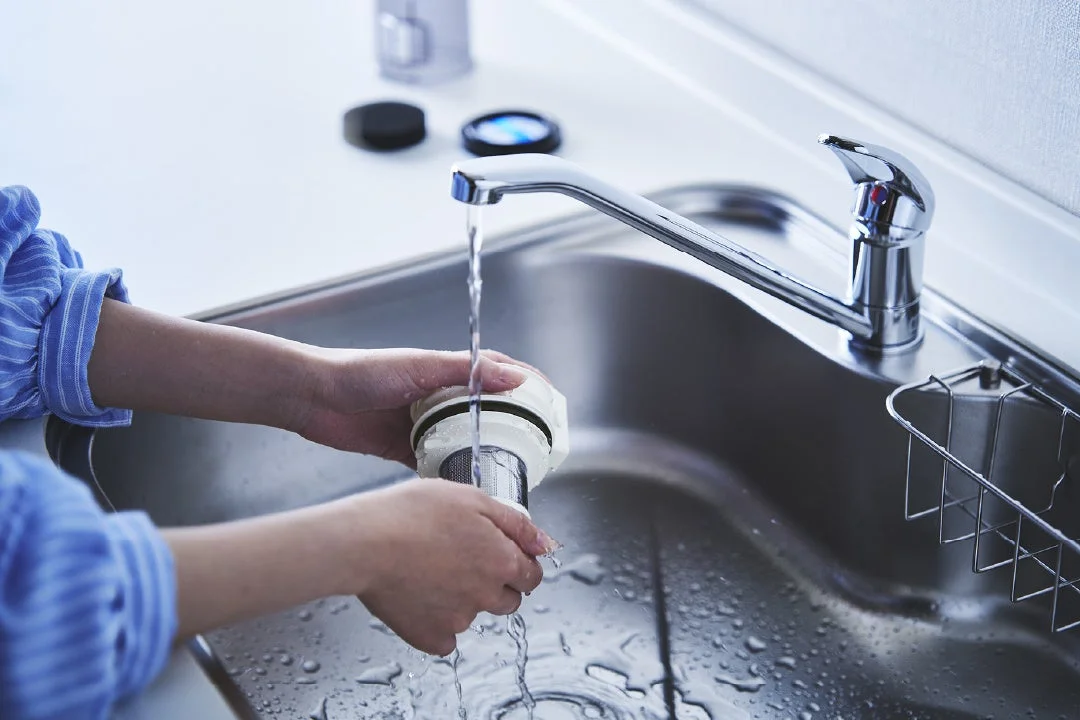 ダストカップを水洗いする様子