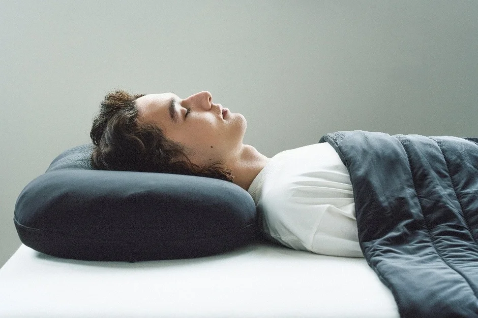 枕で眠る男性