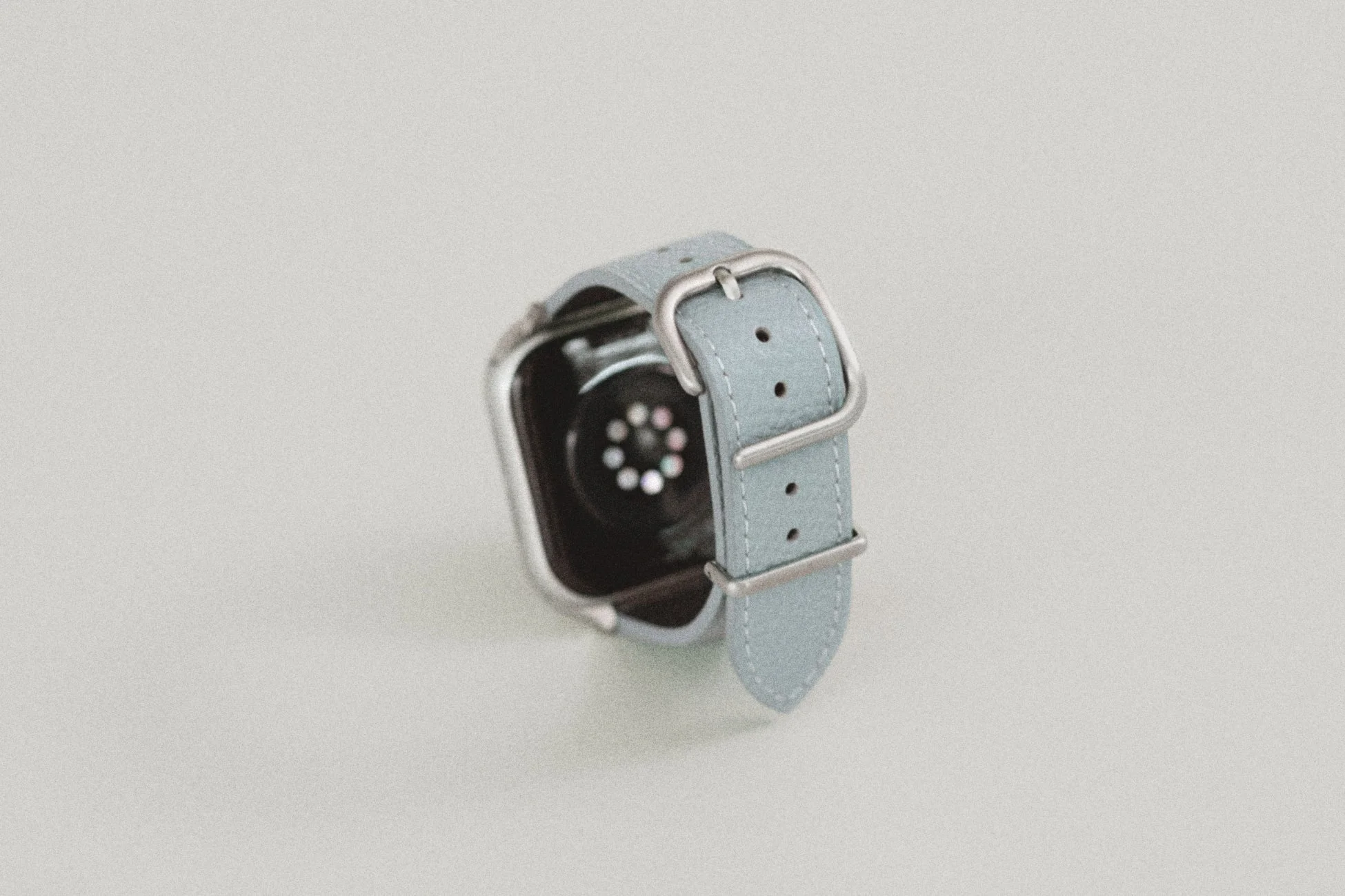 淡い水色のバンドが付いたApple Watchのクローズアップ
