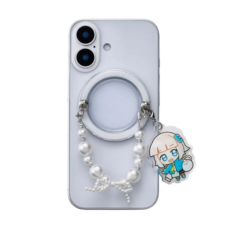 パールとリボンのチャームが付いたスマホ