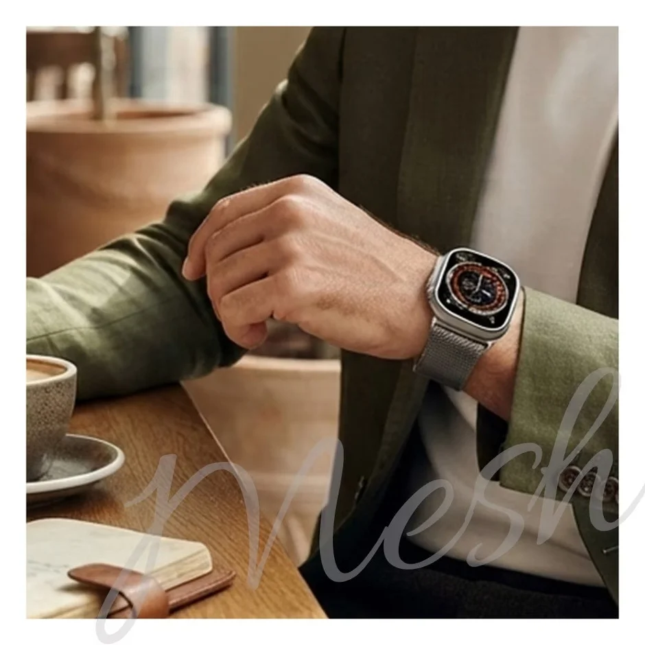 カフェでApple Watchを着用する男性