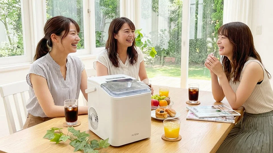 ALTENA製氷機で談笑する女性たち