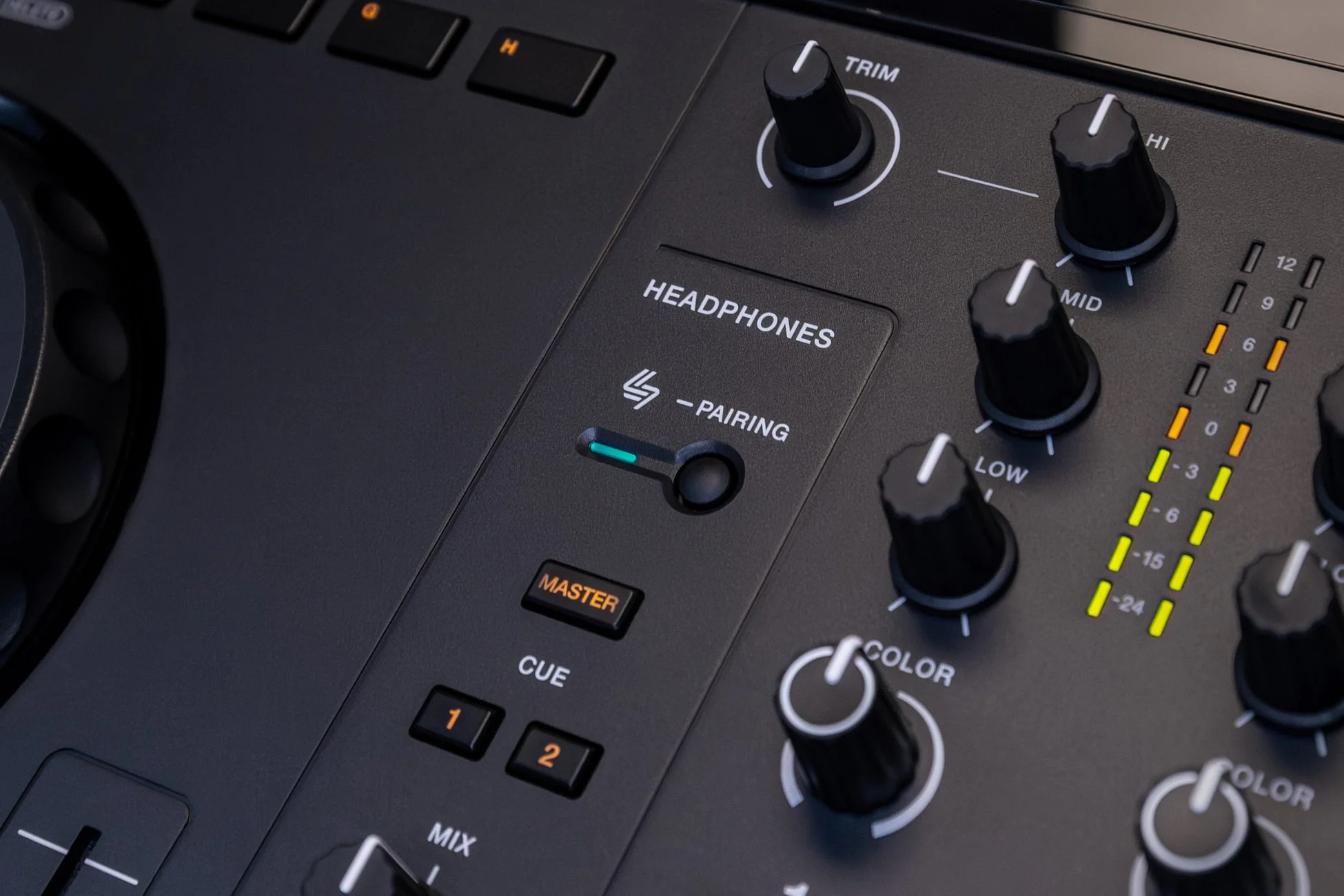 DJコントローラーのヘッドホンペアリング部分のクローズアップ