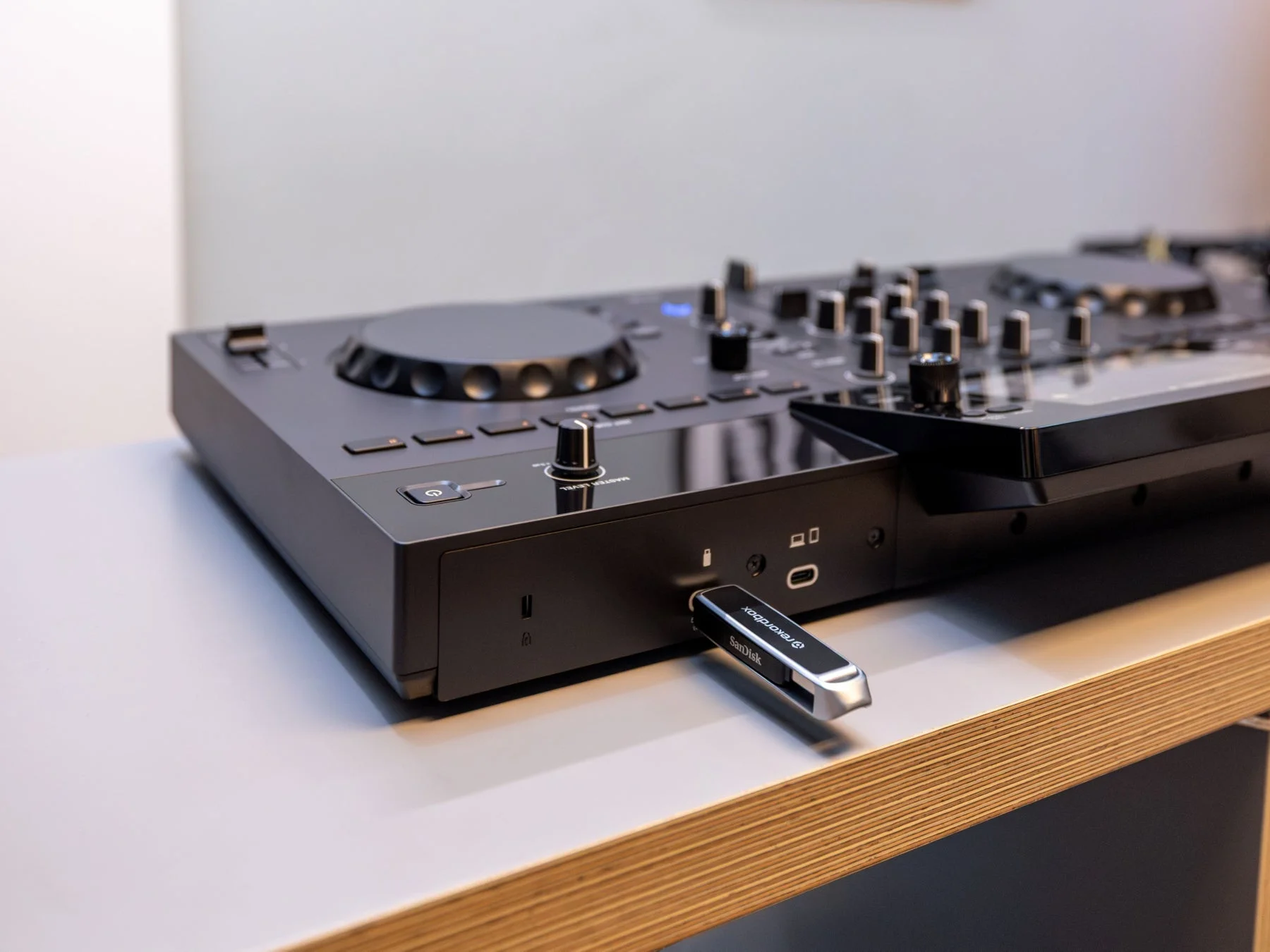 DJコントローラーにSanDiskのUSBメモリが挿入されている様子