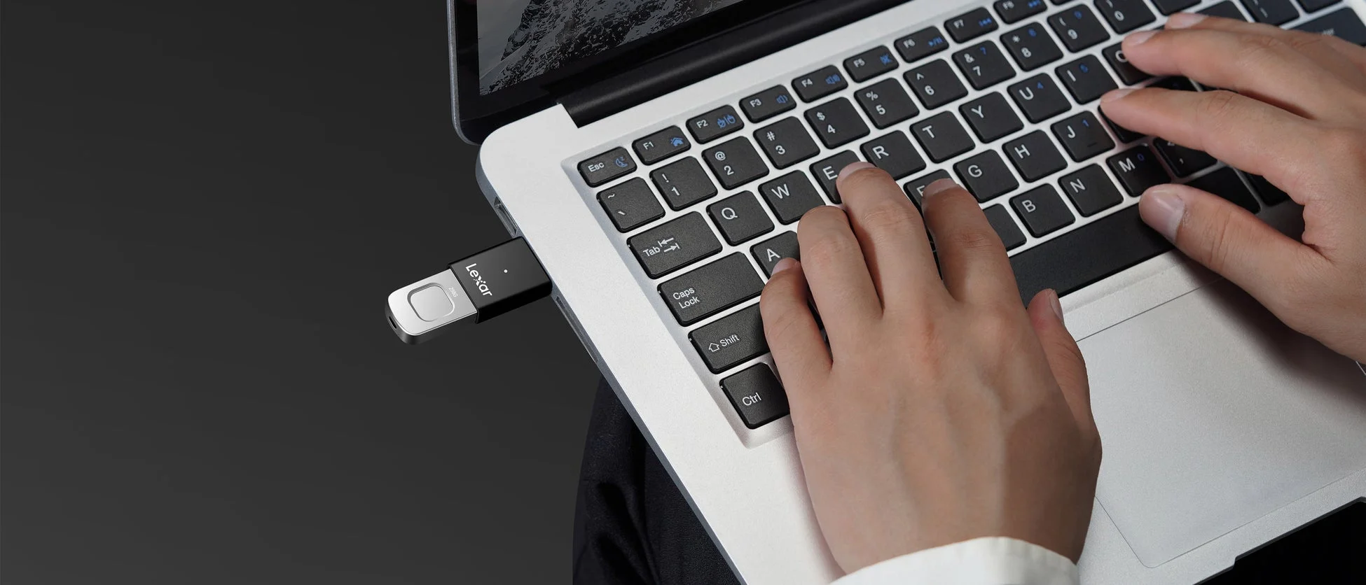 ノートパソコンの側面にLexarのUSBメモリが接続されている様子