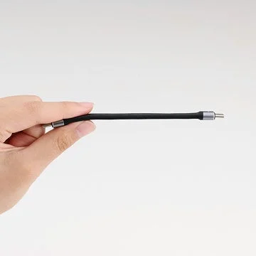 手が短尺ケーブルを持つ様子