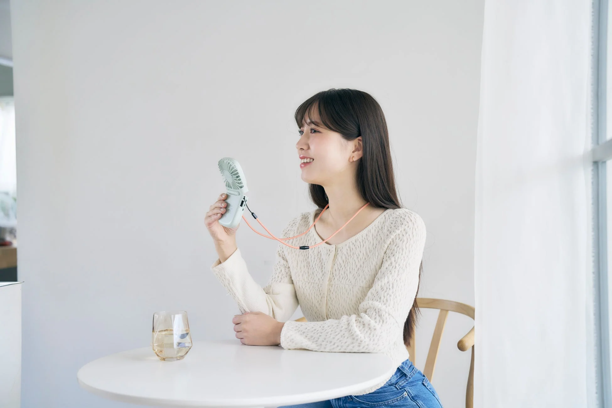 女性がiFan Fino Proを首から下げて使用している様子