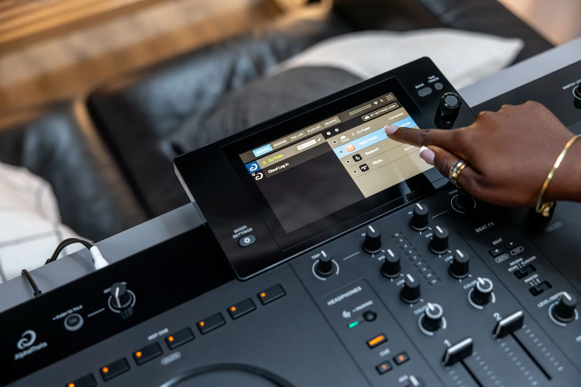 DJミキサーのタッチスクリーンで音楽ソースを選択する様子