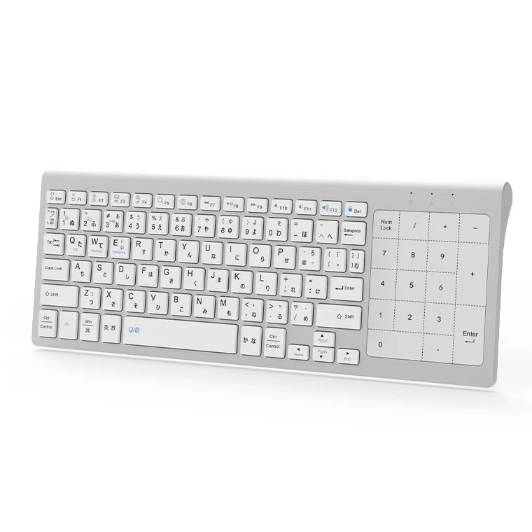 白い背景に置かれた、日本語配列のフルサイズキーボード