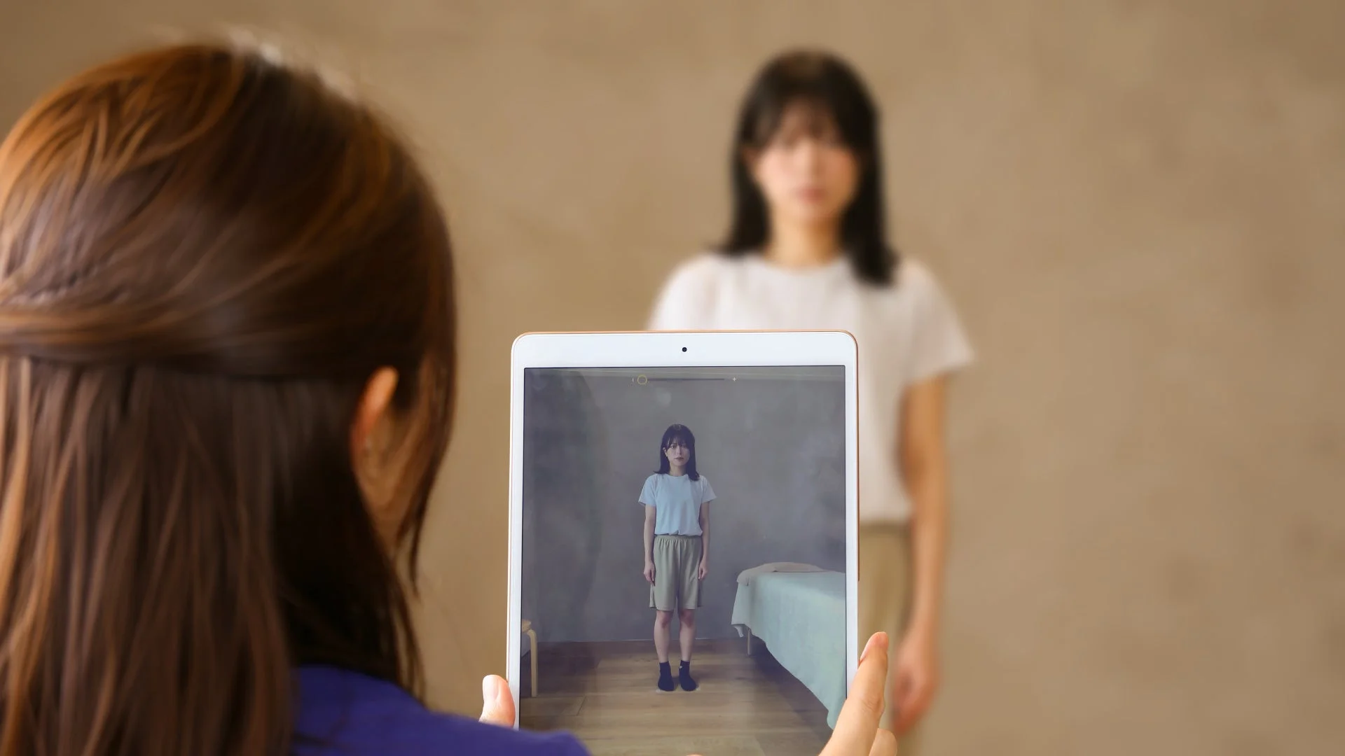 タブレットで姿勢分析をする様子