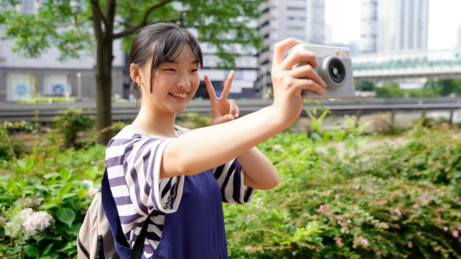 自撮りを楽しむ女性