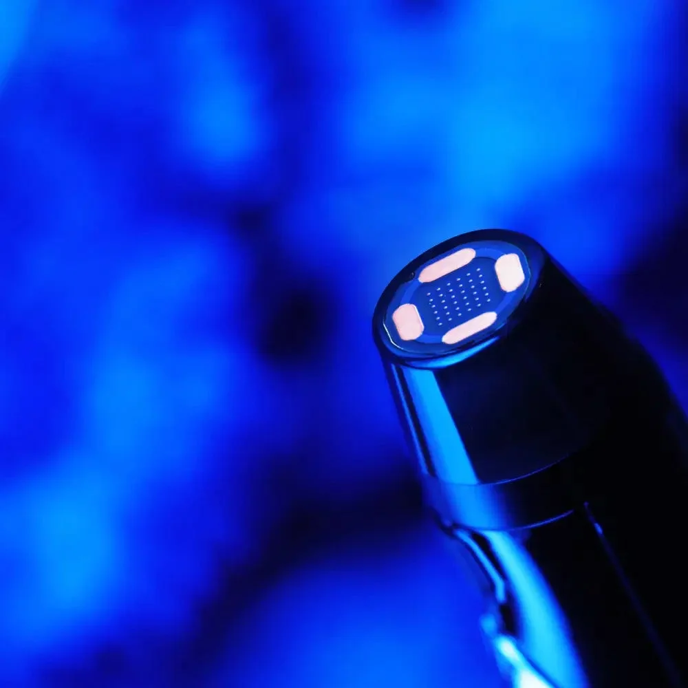 青い背景に、光る先端を持つスタイリッシュな電子機器がクローズアップで写っています。未来的なデザインが特徴で、美容機器やガジェットを思わせます。