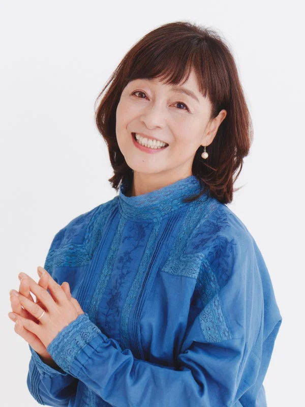 女性,笑顔,ポートレート,青い服,刺繍,真珠のイヤリング,指輪,白背景,スタジオ撮影,明るい,優しい,中高年