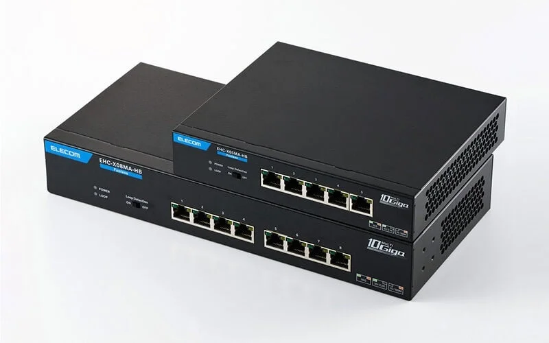 ELECOM製の黒いネットワークスイッチ2台が写っています。手前はEHC-X08MA-HB、奥はEHC-X05MA-HBで、いずれもファンレス設計の10ギガビット対応モデルです。ループ検知機能も搭載しています。