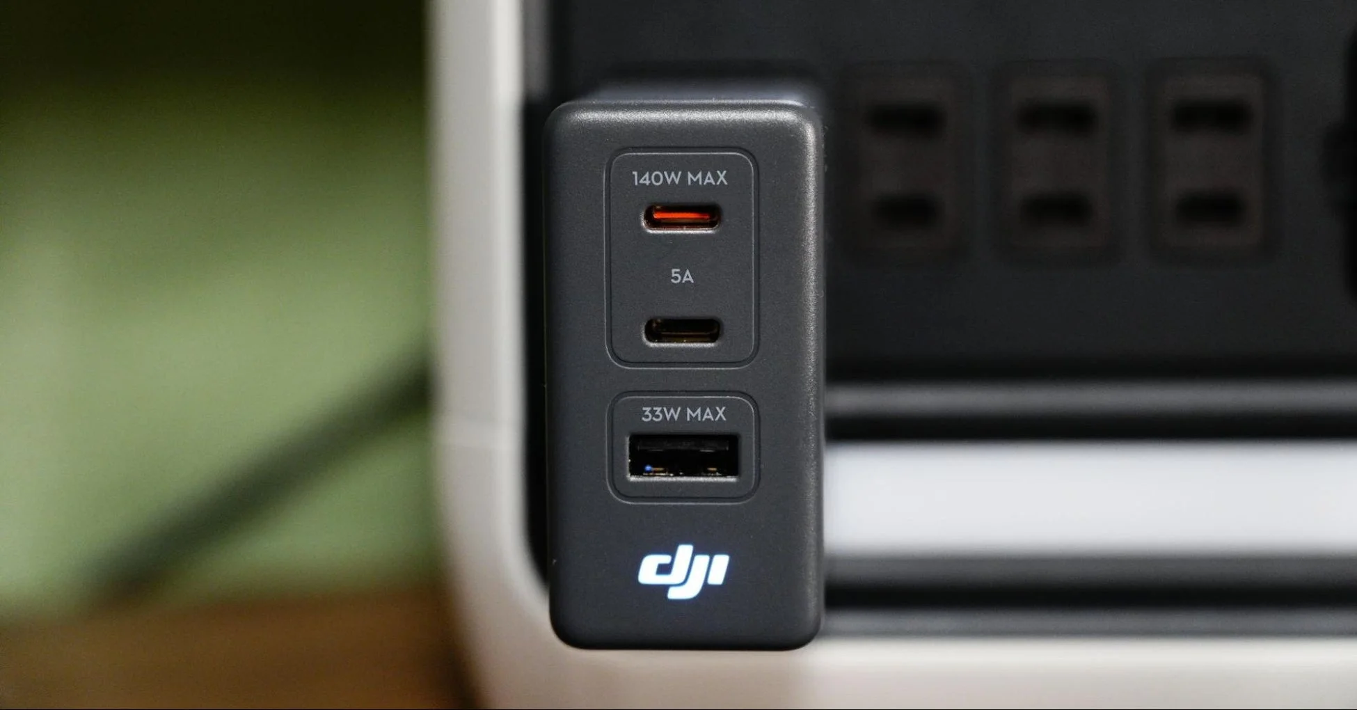 複数のUSBポートを備えたDJI充電アダプター
