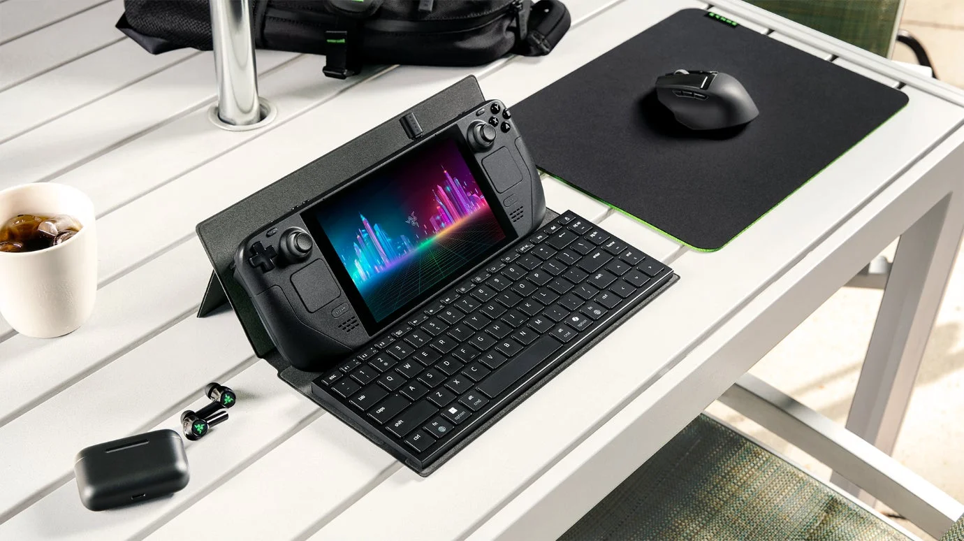 Steam Deckとキーボードが置かれた屋外のカフェ風の画像