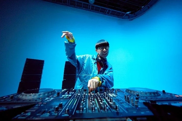 DJコントローラーを操作するSO-SO氏