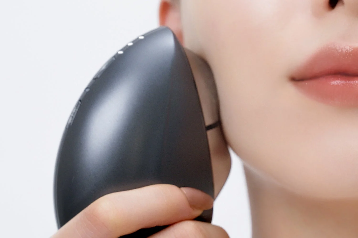 美顔器を使用する女性
