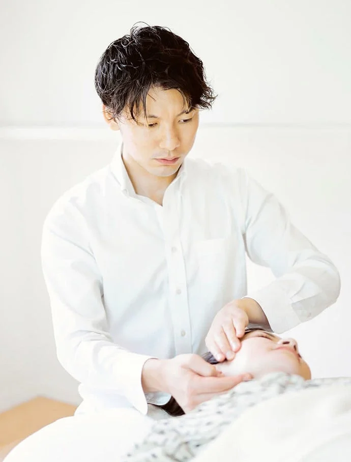 吉田圭吾先生が施術を行う様子