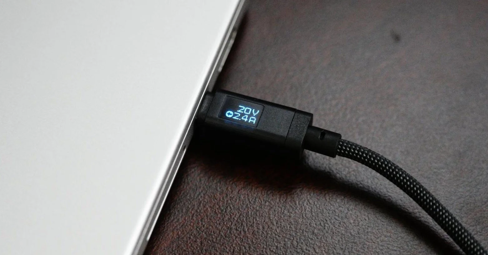 電圧と電流を表示するディスプレイ付きの充電ケーブル