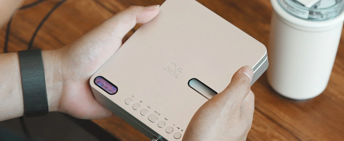 ポータブルオーディオデバイスを操作する手元