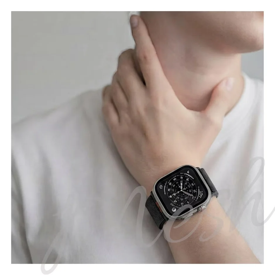 Tシャツ姿でApple Watchを着用する男性