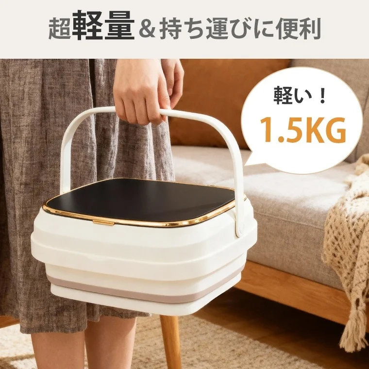 女性が白い折りたたみ式のポータブル洗濯機のような家電製品を持っている画像です。製品は超軽量で1.5KGと表示されており、持ち運びに便利であることが強調されています。