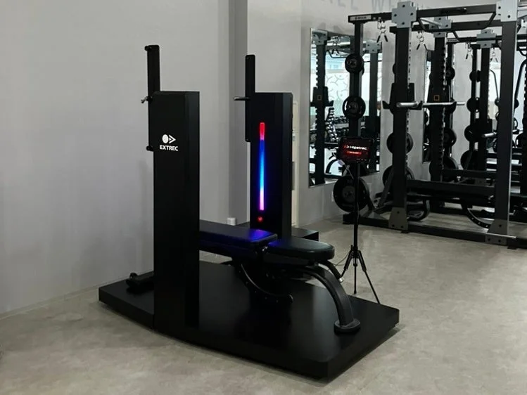 最新型の黒いトレーニング機器「EXTREC」が設置されたモダンなジムの内部