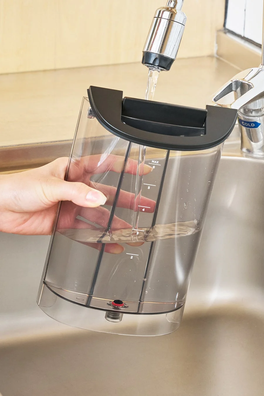 水タンクに給水する様子