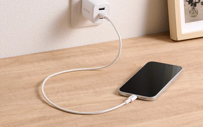 充電器と接続されたスマートフォン