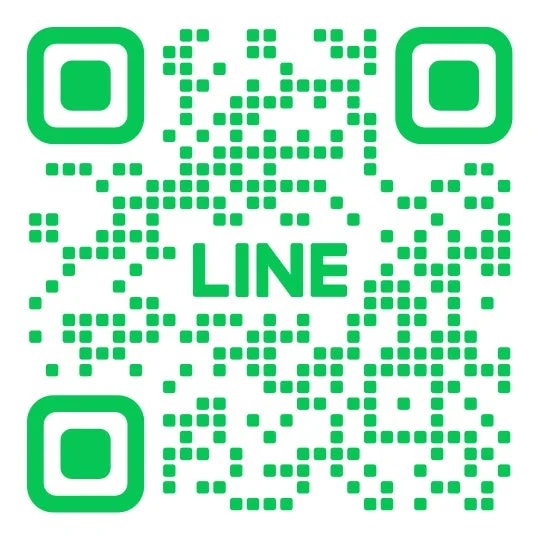 緑色のLINEロゴが中央に配置されたQRコード。