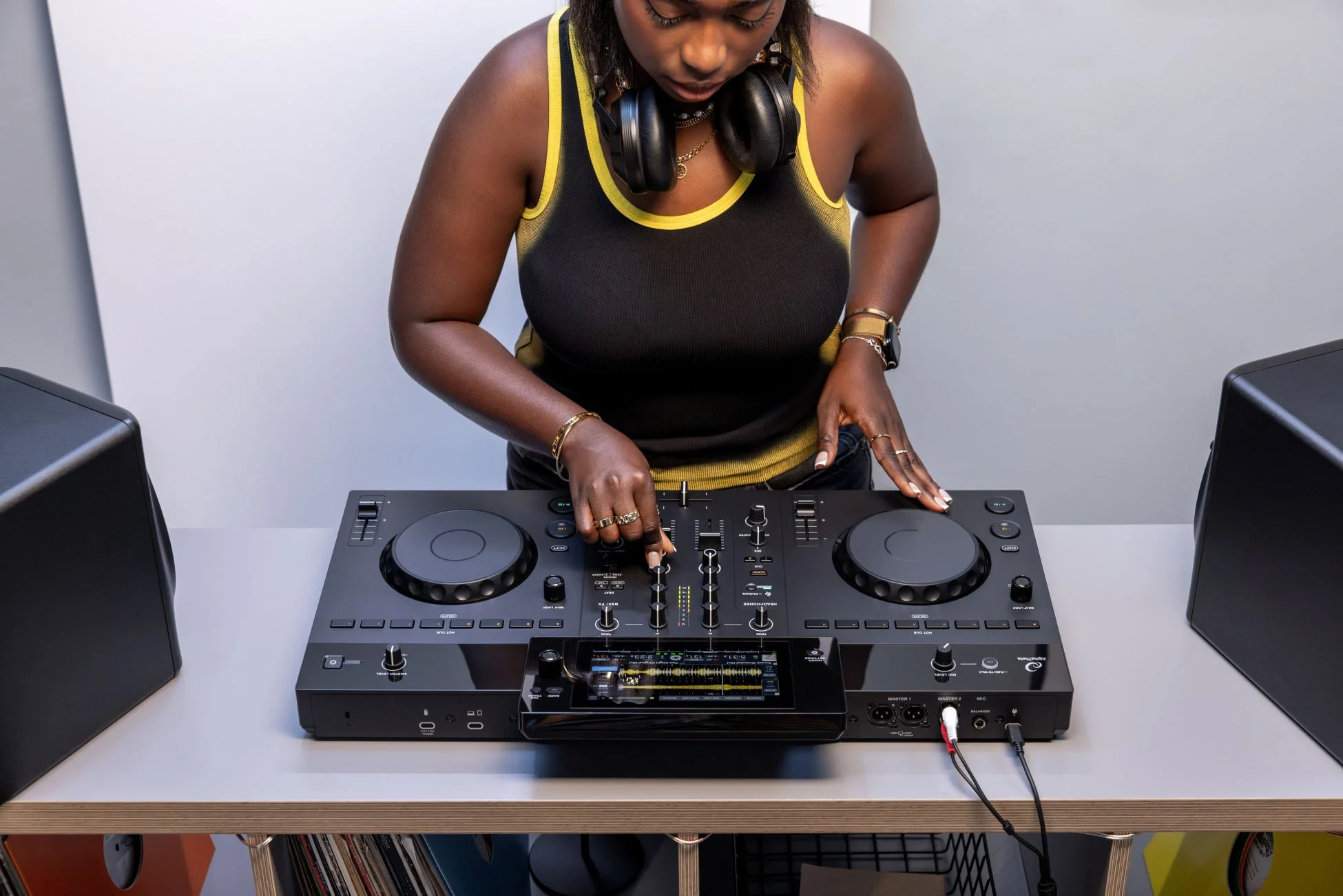 DJコントローラーを操作する女性
