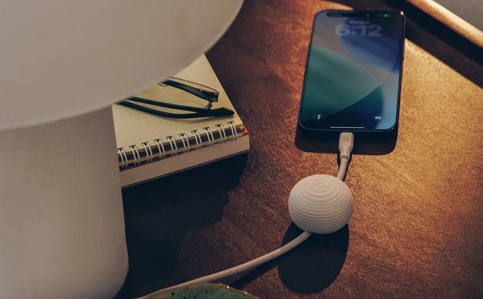 デスクで充電中のスマートフォン
