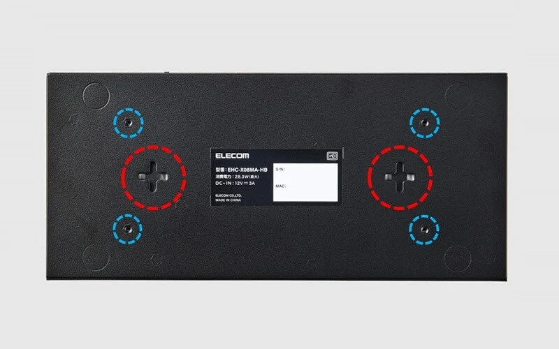 エレコム製電子機器の底面を示しており、モデル名EHC-X08MA-HB、消費電力、DC入力などの製品情報ラベルが確認できます。壁掛けや設置用のネジ穴が赤と青の点線で強調されています。