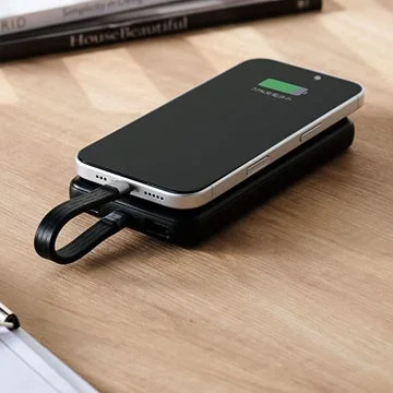 スマートフォンを充電する様子