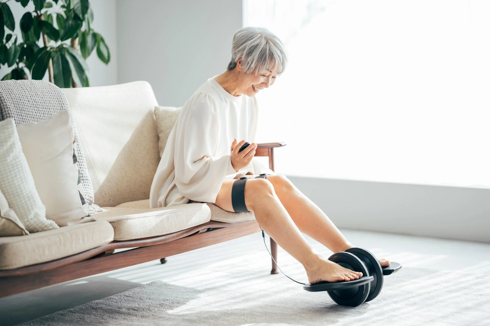 高齢の女性がELEXA FOOTを使用している様子
