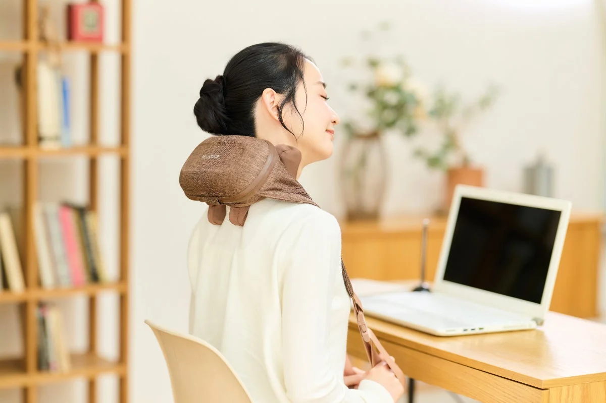 デスクワーク中に使用する女性