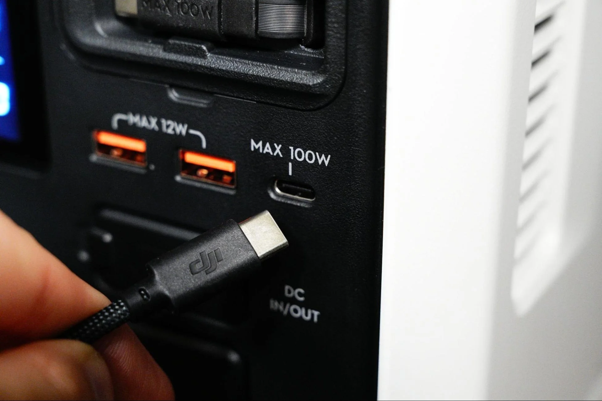 USB-Cケーブルとポータブル電源のような機器のインターフェース