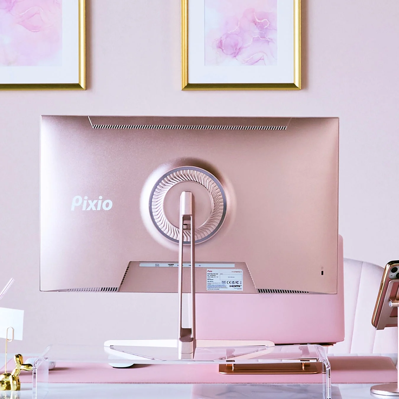 ピンクゴールドのモニターとノートPC