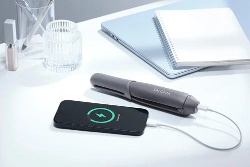 スマートフォンを充電する様子